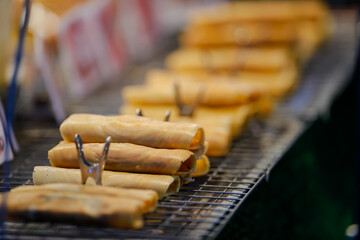Food from the market is sold on the streets where people pass by. It is easy to buy and the price is cheap.
