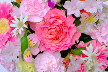ピンク色の可愛い薔薇の花束