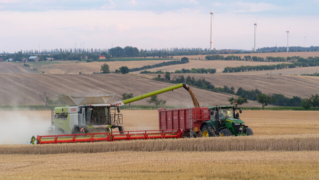 CLAAS LEXION M&auml;hdrescher bei Getreideernte