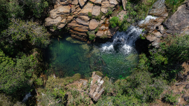 aerial view of the Bona Espero waterfall, green water, in Chapada dos Veadeiros, Goi&aacute;s