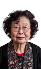 Obraz premium Une femme âgée de type asiatique portant des lunettes de vue sur fond transparent.