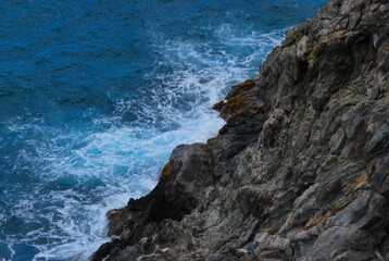 Las costas algunas de suaves arenas,otras con arrecifes con fuertes corrientes,con unos colores hermosos entre el azul y verde esmeralda.