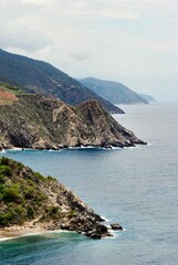 Las costas algunas de suaves arenas,otras con arrecifes con fuertes corrientes,con unos colores hermosos entre el azul y verde esmeralda.