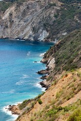 Las costas algunas de suaves arenas,otras con arrecifes con fuertes corrientes,con unos colores hermosos entre el azul y verde esmeralda.
