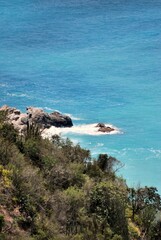 Fototapeta premium Las costas algunas de suaves arenas,otras con arrecifes con fuertes corrientes,con unos colores hermosos entre el azul y verde esmeralda.