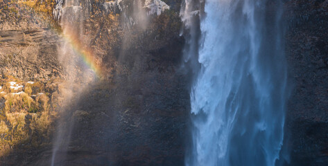 cascata con arcobaleno