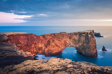 arco di roccia al tramonto che si spinge sul mare