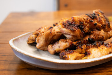 和食器に盛り付けたたくさんの焼き鳥