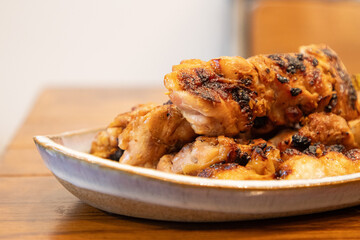 和食器に盛り付けたたくさんの焼き鳥