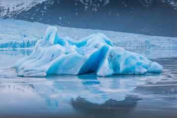 iceberg nella laguna glaciale del ghiacciaio pi&ugrave; grande d'europa