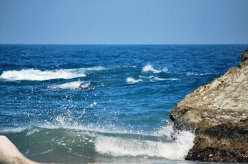 Las costas algunas de suaves arenas,otras con arrecifes con fuertes corrientes,con unos colores hermosos entre el azul y verde esmeralda.