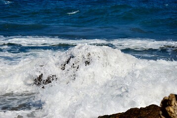 Las costas algunas de suaves arenas,otras con arrecifes con fuertes corrientes,con unos colores hermosos entre el azul y verde esmeralda.