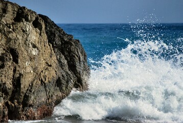 Fototapeta premium Las costas algunas de suaves arenas,otras con arrecifes con fuertes corrientes,con unos colores hermosos entre el azul y verde esmeralda.