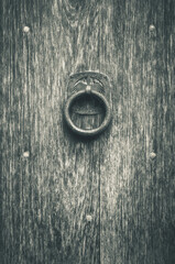 Poignée de porte ancienne sur vieille porte en bois