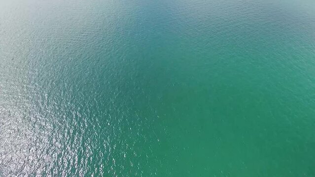 Imagens a&eacute;reas do mar e seus padr&otilde;es de ondas com drone filmando a 60 metros de altitude.