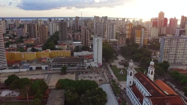 Bas&iacute;lica de Nossa Senhora de Nazar&eacute;, em Bel&eacute;m do Par&aacute;, Brasil. Sobrev&ocirc;o por cima da catedral utilizando um drone para captura de imagens a&eacute;reas durante o p&ocirc;r-do-sol