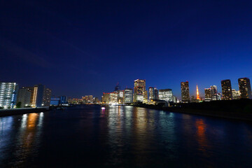 Fototapeta premium 東京都 隅田川の築地大橋から見た街並み