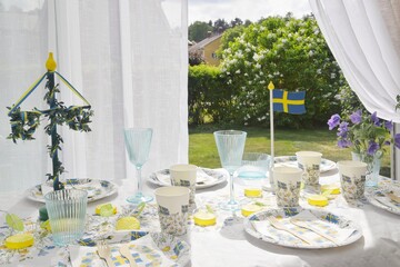 Table setting for the Midsommar holiday, with themed disposable tableware.