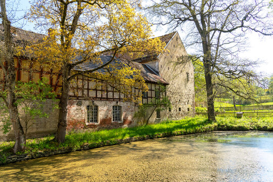 Altes Rittergut an einem Teich in Th&uuml;ringen