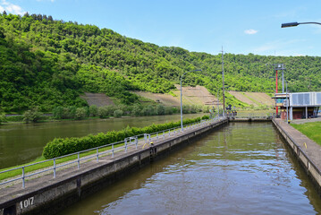 wasserschleuse auf dem mosel, deutschland