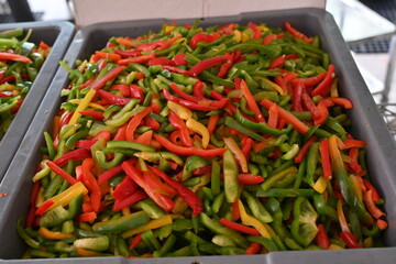 pimientos de tres colores, rojo, verde y amarillo en rajas