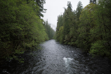 Obraz premium Peaceful Oregon River under Cloudy Skies, near Sisters Oregon's