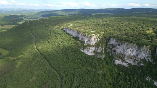 Approche lente vers le roc d'Anglars