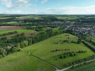 defaultDie Felder von Rheinland-Pfalz an einem sonnigen Sommertag in der nähe einer Stadt
