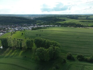 defaultDie Felder von Rheinland-Pfalz an einem sonnigen Sommertag in der nähe einer Stadt