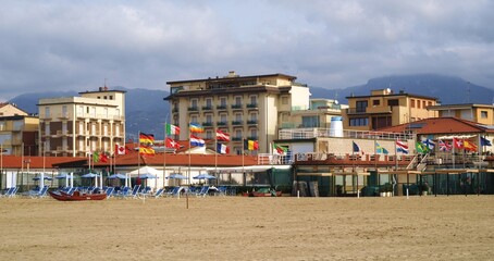 Spiagge con bandiere in Versilia, Toscana, Italia