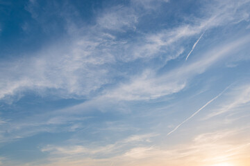 飛行機雲と夕空