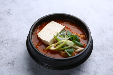 Korean kimchi stew against a bright background 밝은 배경에 한국식 김치찌개