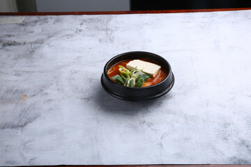 Korean kimchi stew against a bright background 밝은 배경에 한국식 김치찌개