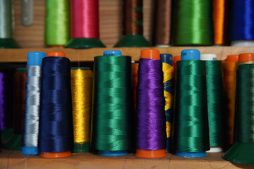 並べられたたくさんの刺繡糸
