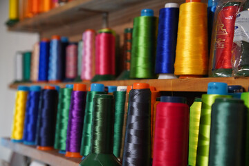 並べられたたくさんの刺繡糸