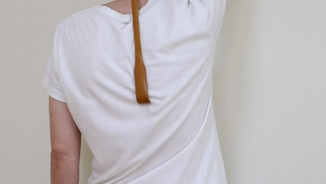 孫の手で背中を掻く