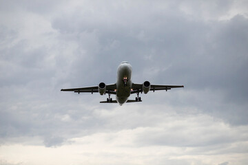 Avião pousando 