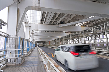 走り去る車