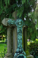 Sehr schöner alter Grabstein mit einer Putte auf einem Friedhof in Mettmann
