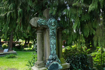 Schöner sehr alter Grabstein mit einem Engel auf einem Friedhof in Mettmann