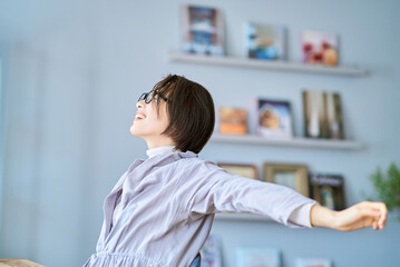 Obraz premium 部屋でリラックスする女性
