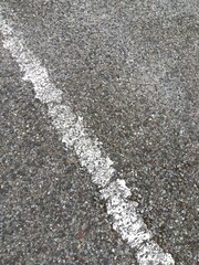 剥離したペイントのある古い月極駐車場の地面	