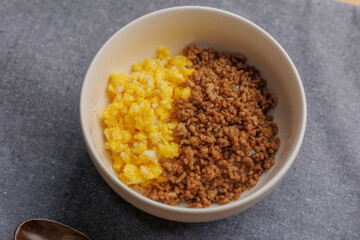 ひき肉と卵の二食丼