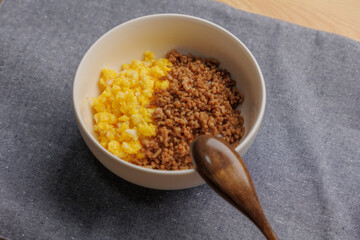 ひき肉と卵の二食丼