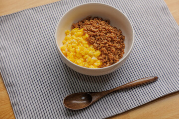 ひき肉と卵の二食丼