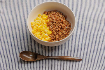 ひき肉と卵の二食丼