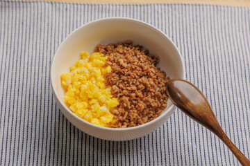 ひき肉と卵の二食丼