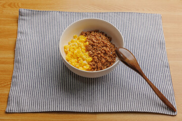 ひき肉と卵の二食丼