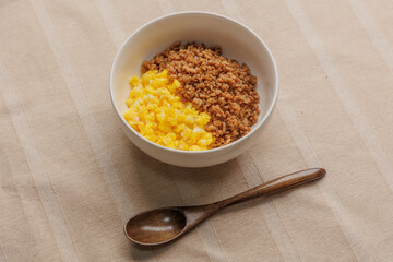 ひき肉と卵の二食丼