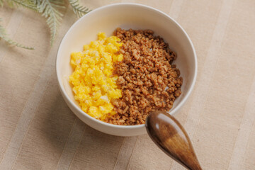 ひき肉と卵の二食丼